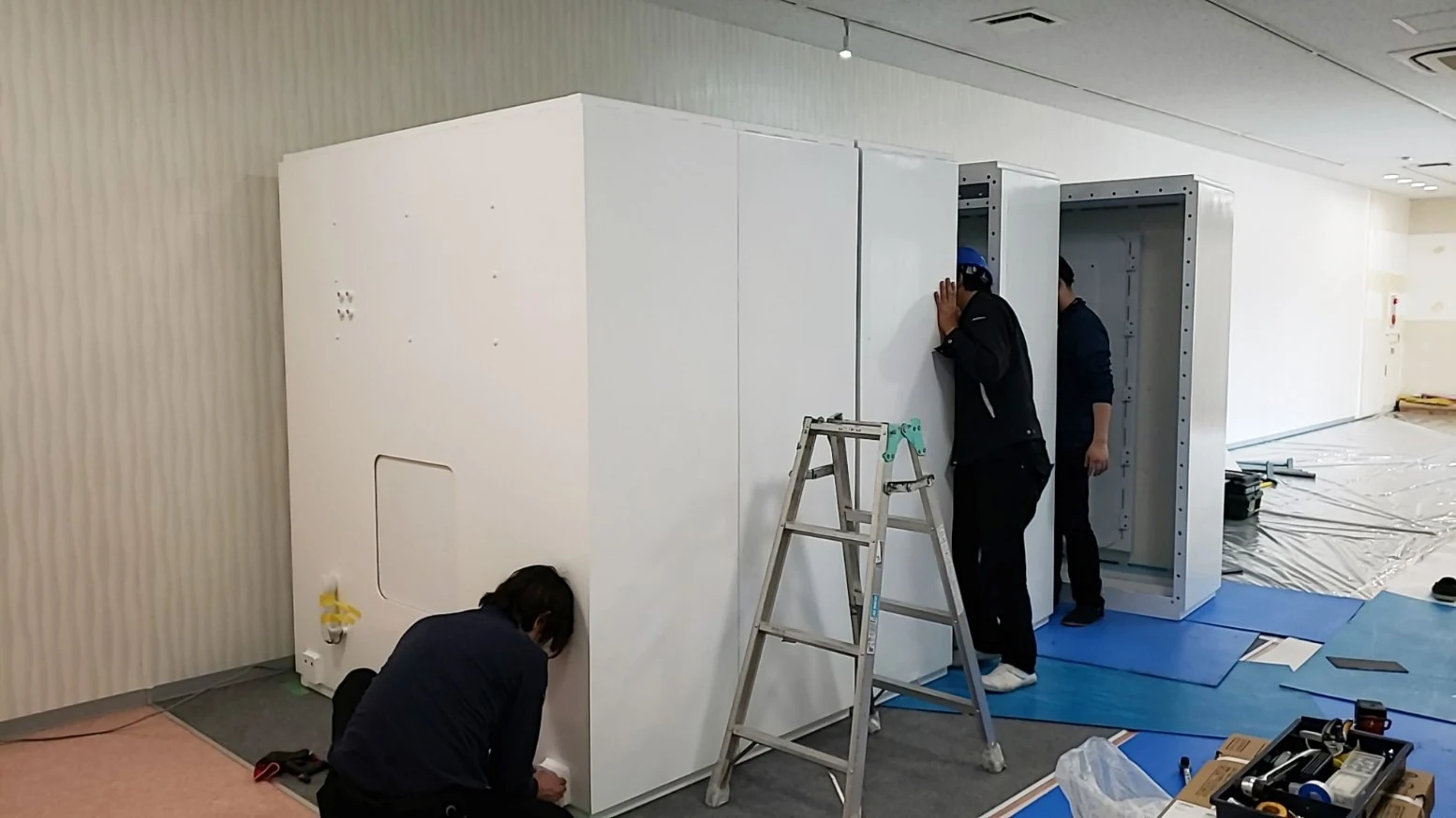 工場のショールームへ、分割搬入で組み上げ 施工写真3
